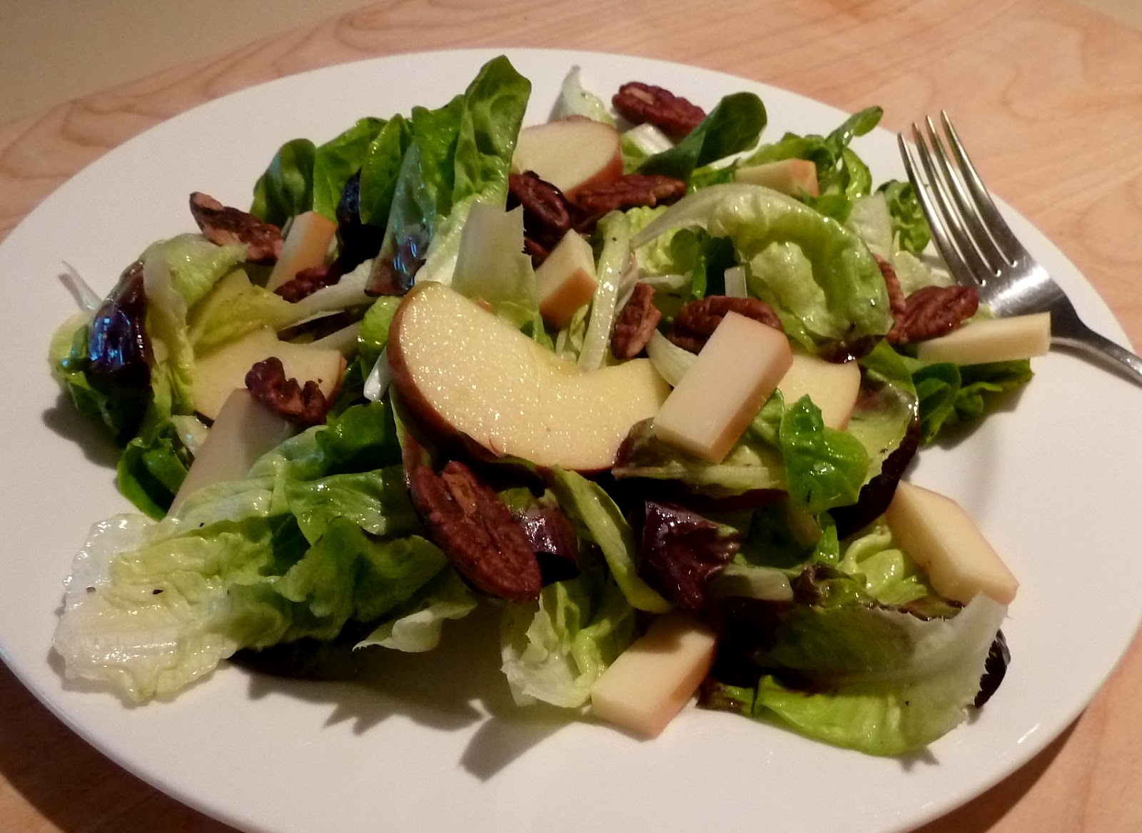 lettuce salad with fruit and nuts
